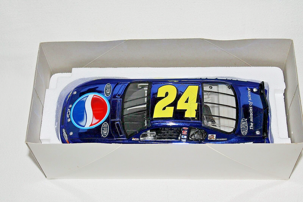 ACTION JEFF GORDON #24 DuPont Pepsi Daytona 2002 Monte Carlo échelle 1 ACTION JEFF GORDON #24 DuPont Pepsi Daytona 2002 Monte Carlo échelle 1