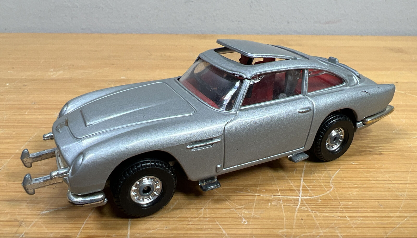 CORGI TOYS JAMES BOND 007 ASTON MARTIN DB5 SILVER CAR COLLECTIBLE