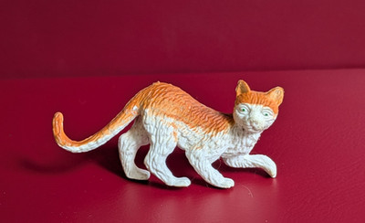 RED AND WHITE PVC ANIMAL CAT FIGURE 4cm x 7cm VF TOYS used