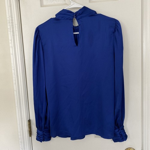 WHITE HOUSE BLACK MARKET 4 - Langarm Satinbluse mit gedrehtem Ausschnitt Sodalithblau - Bild 3 von 14