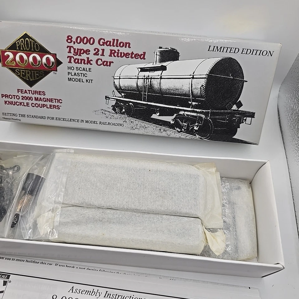 Life-Like HO Scale Proto 2000: 8,000 Gallon Tank Car Series #21283 Shell #1453 - Image 3 of 4