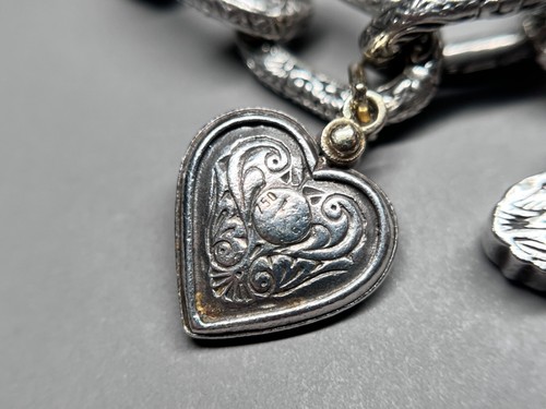 Brazalete de mujer KONSTANTINO de oro de ley y 18 quilates con 3 dijes de 7,5" - Imagen 7 de 9