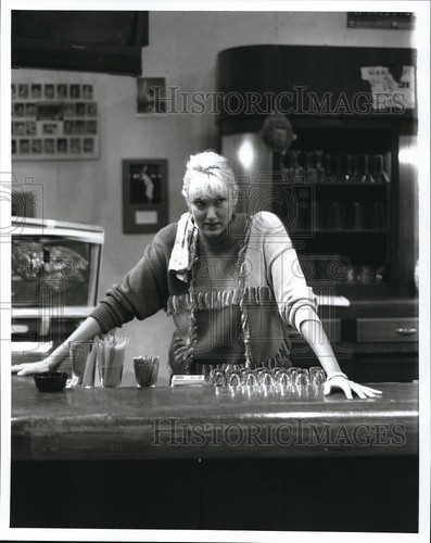 Press Photo Renee Albert in The Sports Bar - cvp67968 - Picture 1 of 2