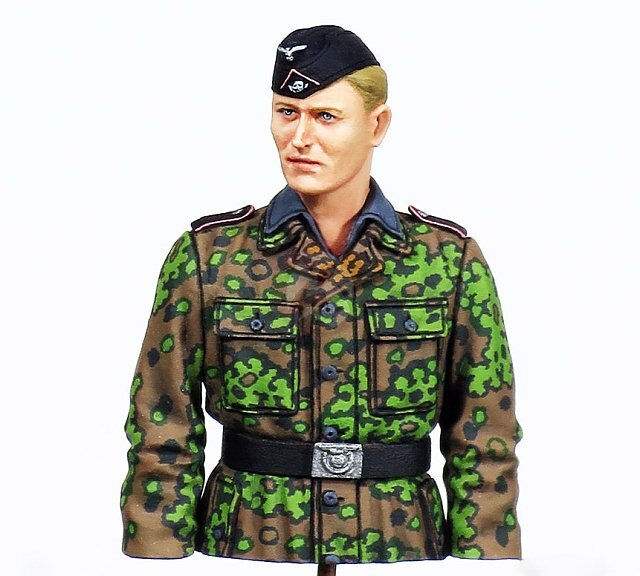 Rado 1/35 Panzer vor #2 Waffen-SS Tank Driver in Panzerkombi