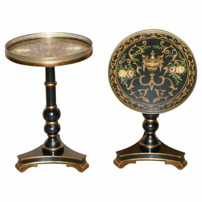 PAAR HANDBEMALTE VINTAGE BEISTELLTISCHE MIT KIPPPLATTE UND GALERIESCHIENEN AUS MESSING