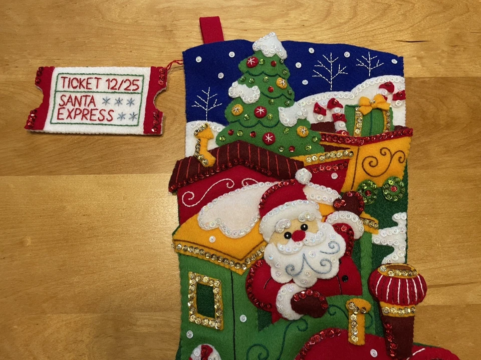 Medias de Navidad de fieltro Bucilla 18” terminadas - Santa Peppermint Express Foto 2 de 4
