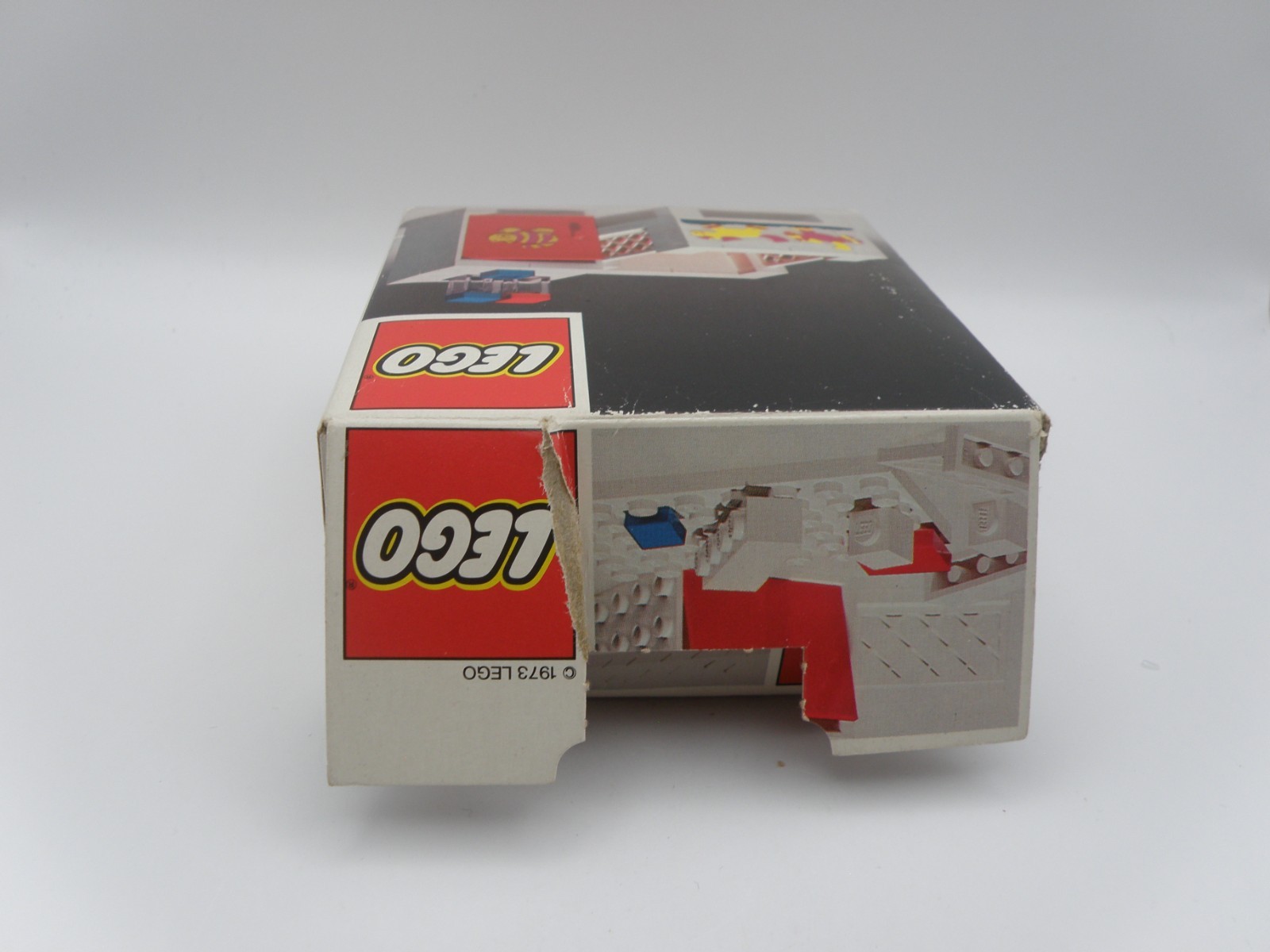 Foto 6 van Vintage LEGO Homemaker Set 271 Baby's Cot and cupboard with instructions and Box