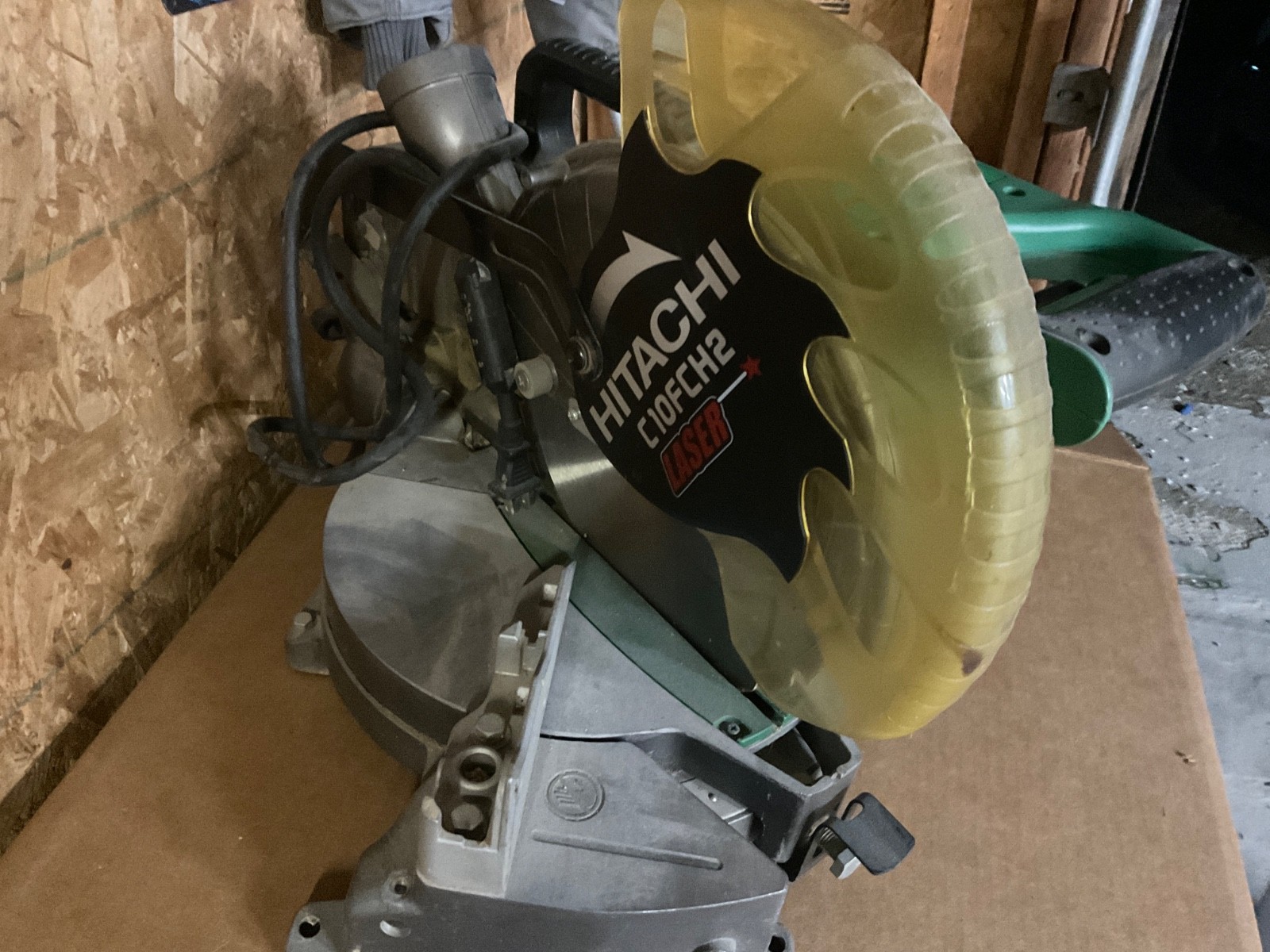 Hitachi C10FCH2 10" Compound Miter Saw 120V 15A 5000 RPM