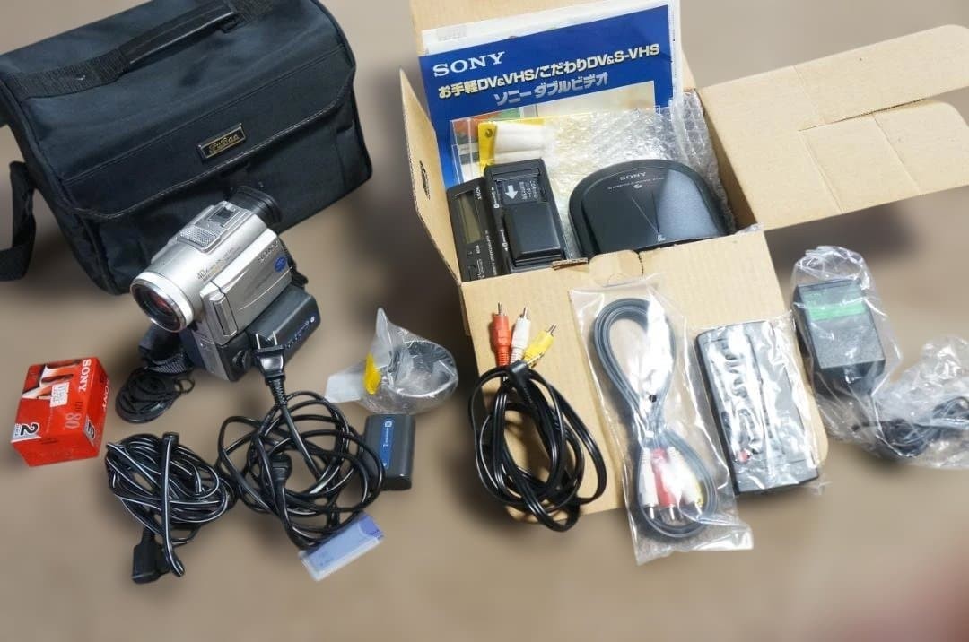 SONY DCR-PC100 Digital Handycam Camcorder miniDV Video Camera