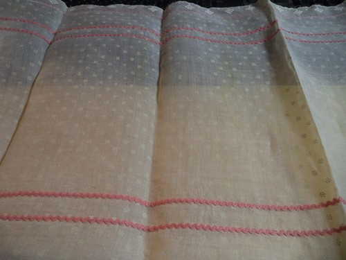VINTAGE DRESSER SCARF/TABLE RUNNER WITH EMBROIDERY and rick rack nylon used - Picture 2 of 12