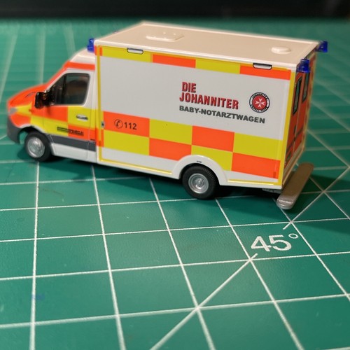 Rietze HO Scale 1:87 Mercedes Johanniter Sprinter Ambulance - Picture 6 of 6