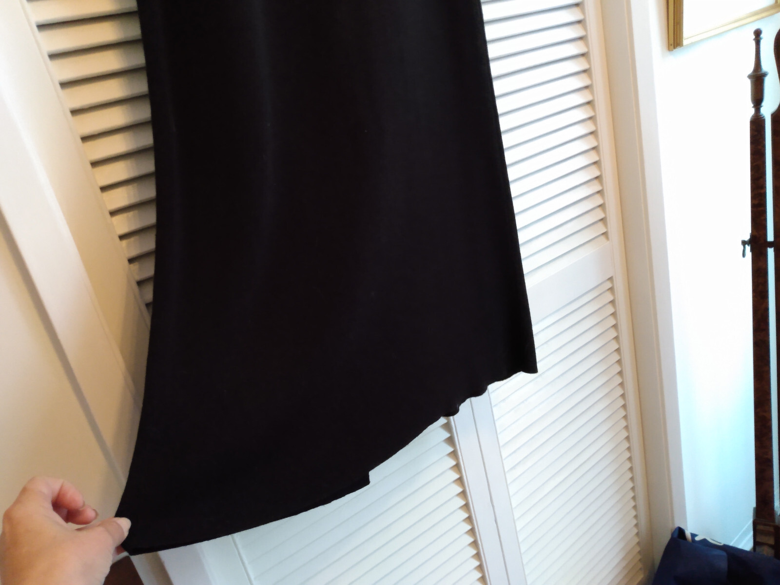 PLAIN BLACK LONG SKIRT, SLINKY w STRETCH WAIST. HOLT RENFREW SZ 8-10. NWOT