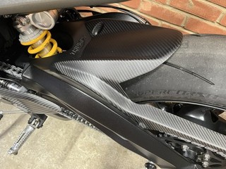 Abrazadera trasera de carbono Triumph Street Triple 765 RS (mate)
