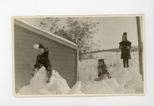 Bola de nieve pelea niños instantánea de colección encontrada invierno nieve deportes foto