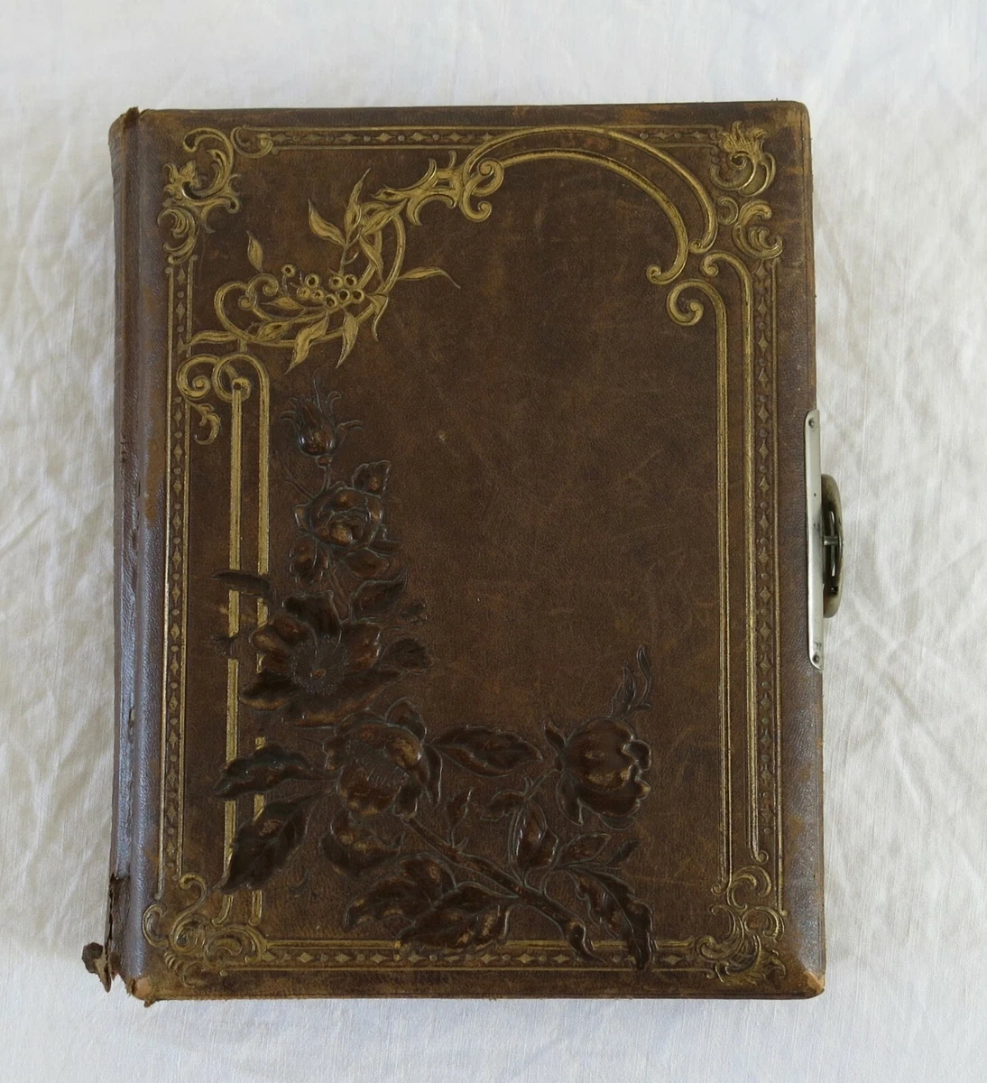 Album Photo Ancien Vers 1900 - Reliure Cuir Gaufré Avec Bronze En Relief - Format Carte De Visite (CDV)