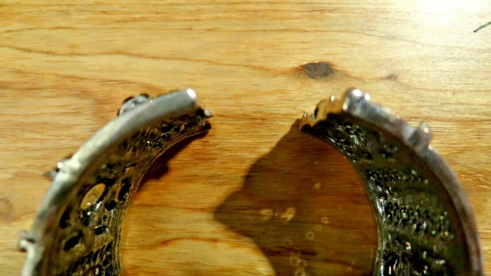 Brazalete con bisagras apilable con reliquias de metal con pedrería negra Foto 4 de 4