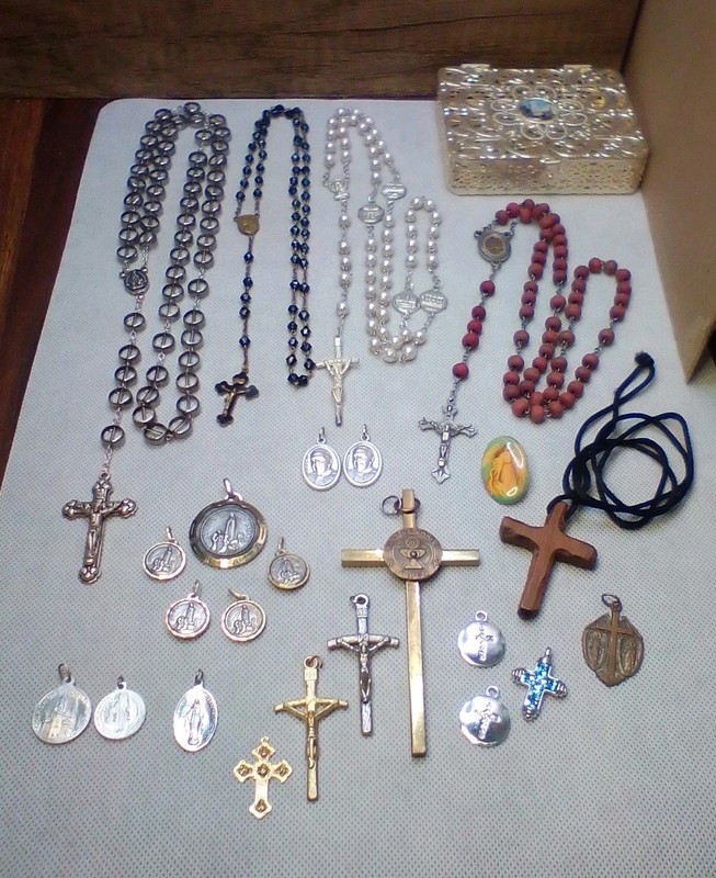 Lot Of 25 Religious Items/Jewelry, Pendants, Rosaries, Crosses Vintage-Modern