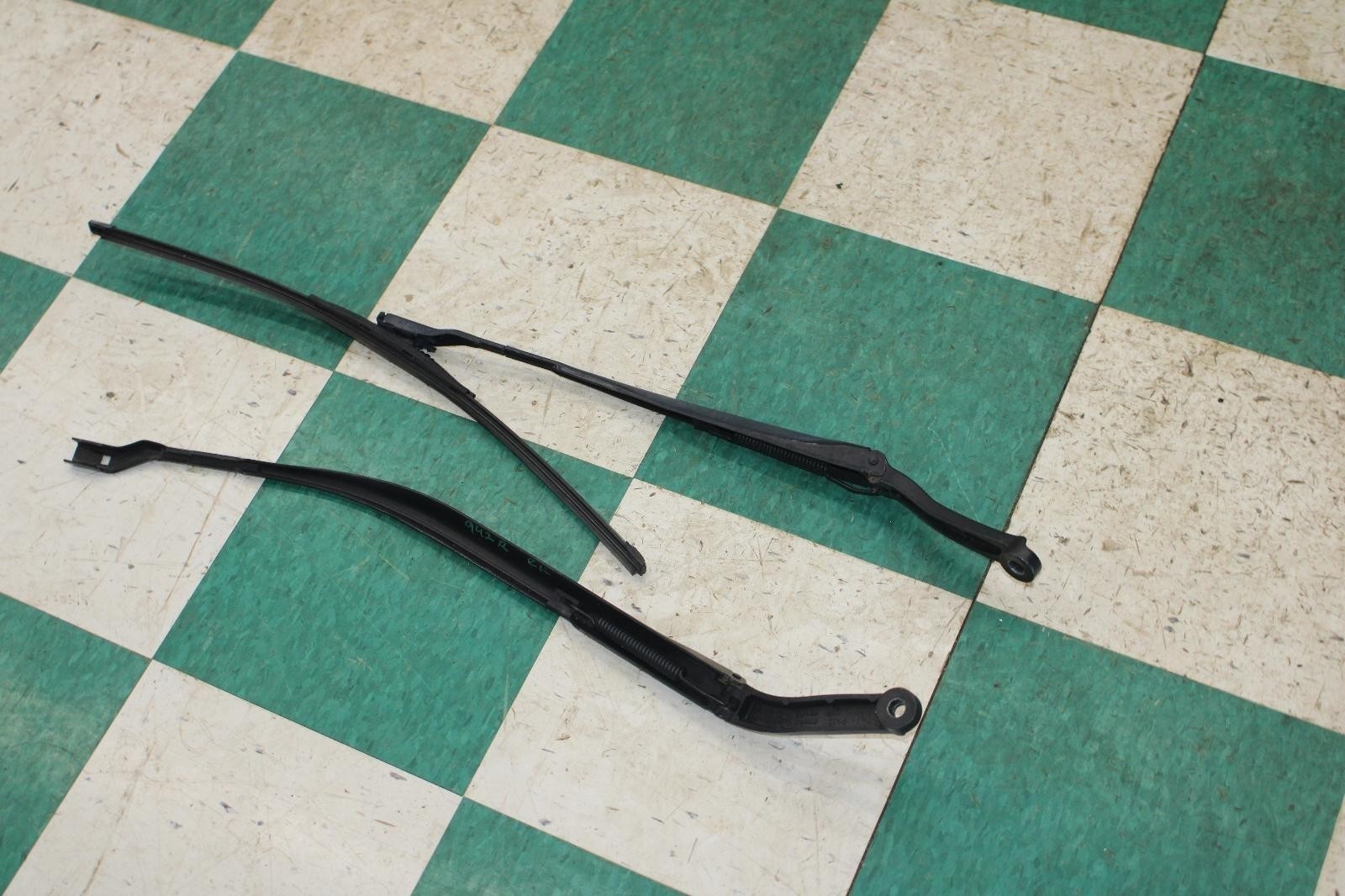 14-20 Ghibli Black Front Windshield Wind Shield Pair 2x Wiper Arms OEM Factory