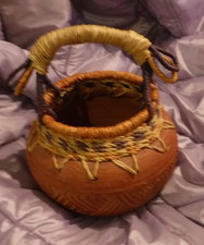 Maceta de barro artesanal con borde de paja tejido florero de terracota con mango