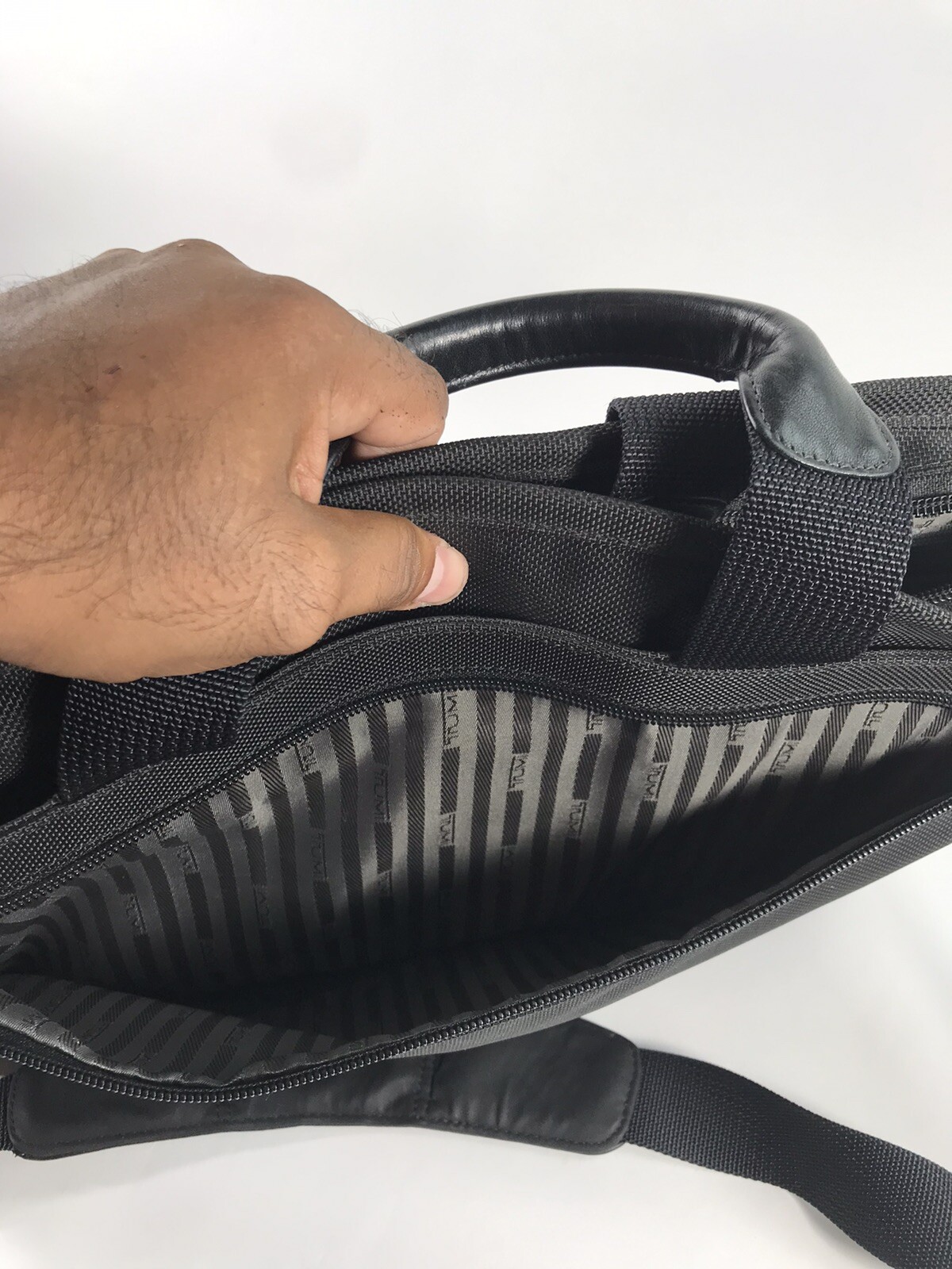 Tumi Alpha 26108D4 Black Organizer Portfolio Business… Gem