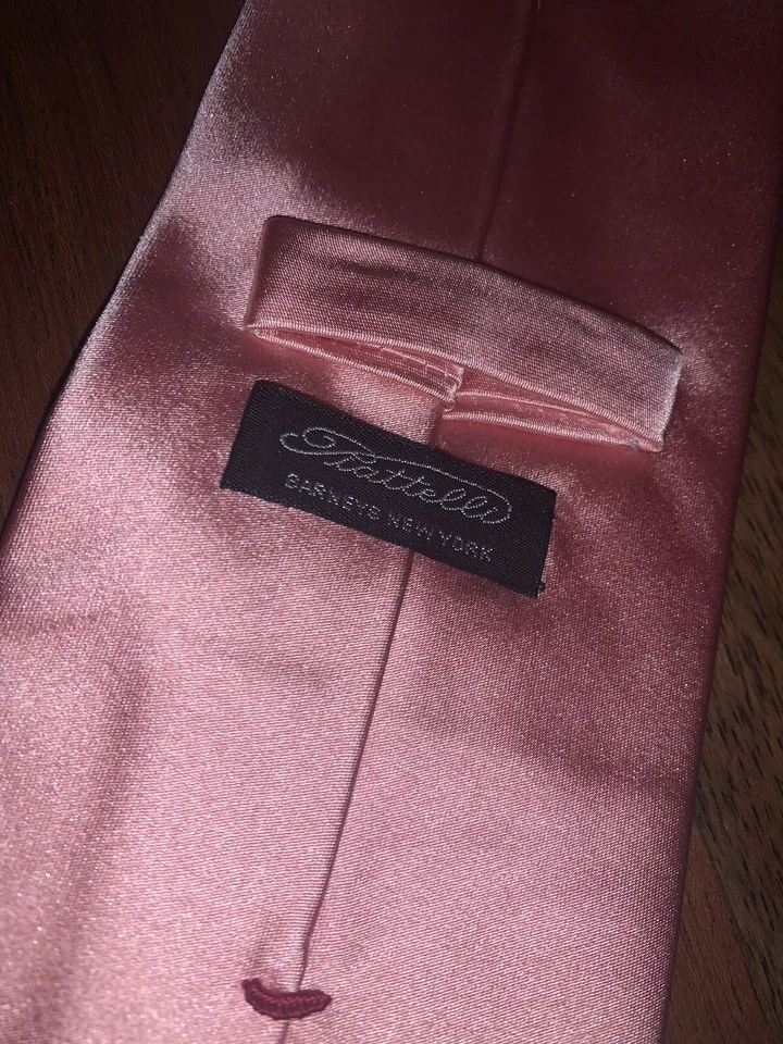 Corbata de satén de seda rosa Piattelli para Barney’s hecha a mano en Italia Foto 2 de 4