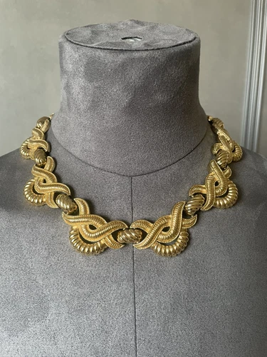 CHRISTIAN DIOR. Collana dorata. Maglie intrecciate. Scatola scrigno.