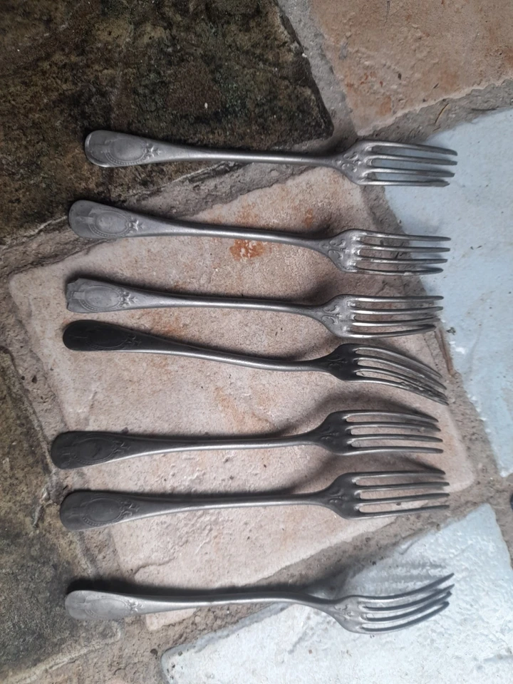 Lot 7 Fourchettes Couverts Etain Décor Médaillons Epoque XVIIIe / XIXe Siècle - Photo 4/4