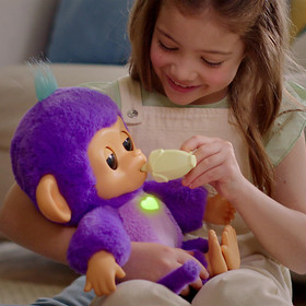 Fingerlings Care &lsquo;n&rsquo; Cuddles Baby Monkey Heart Glows 150+ Sounds and Reactions