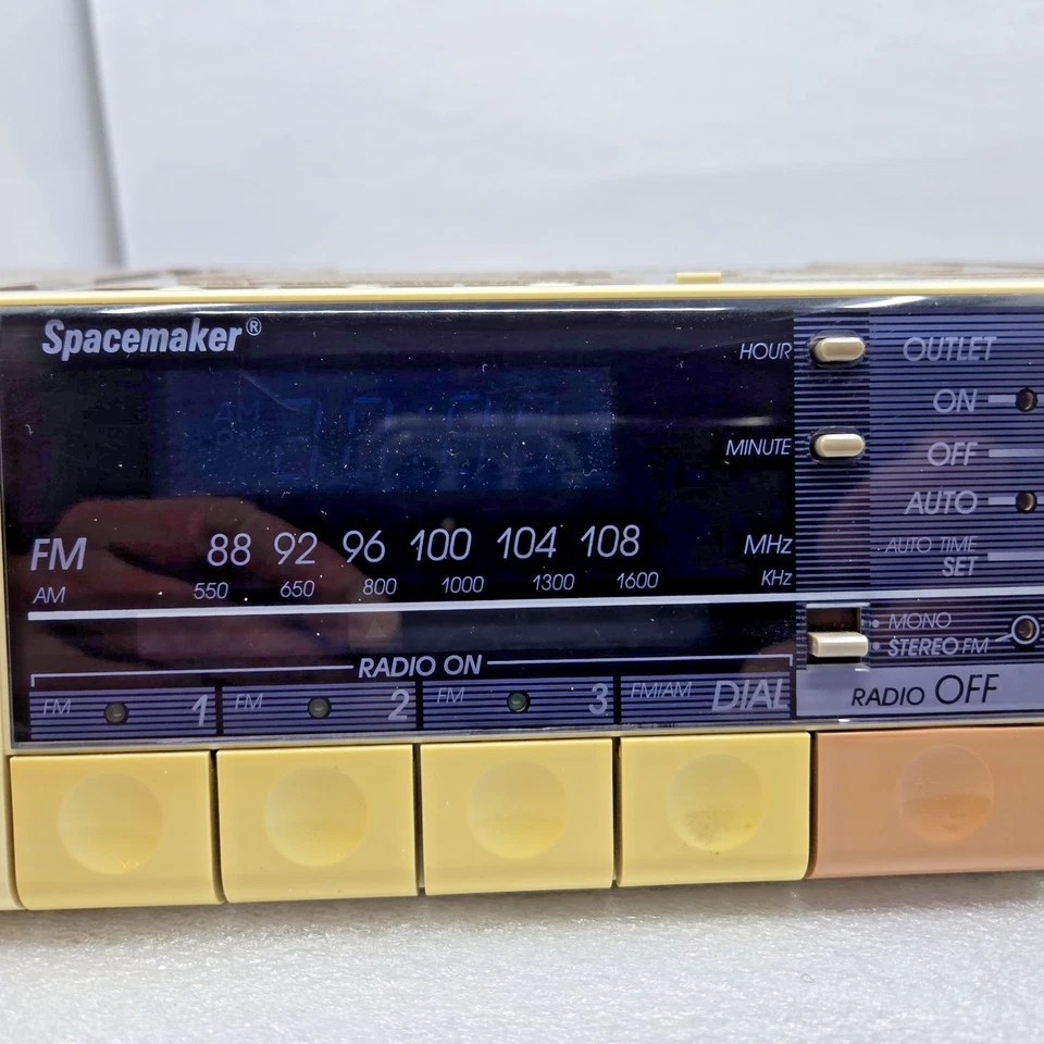 GE Spacemaker Clock Radio AM/FM #7-4250A w/Counter Light & Appliance Outlet - Image 3 of 4