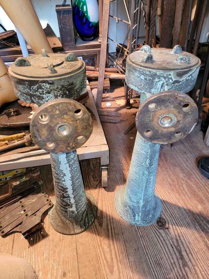 Un par de bocinas de locomotora Leslie Tyfon 125 vintage con hermosa pátina Foto 3 de 4