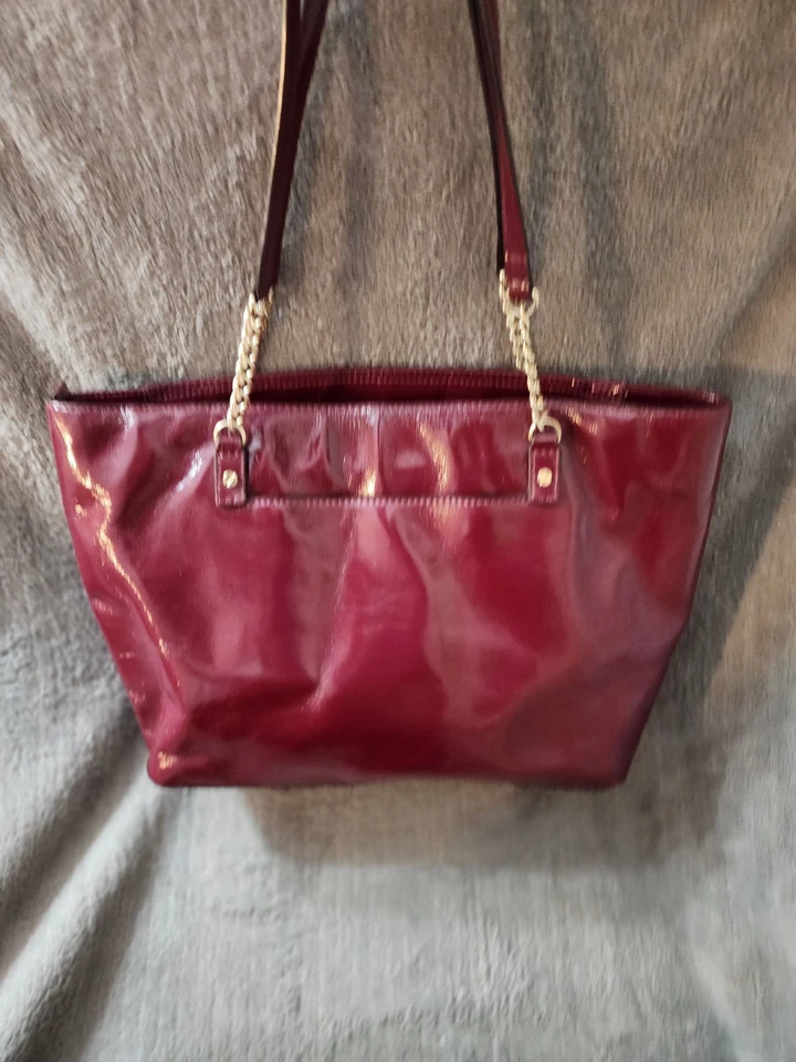 Hermoso bolso de hombro Michael Kors charol cadena dorada borgoña Foto 2 de 4