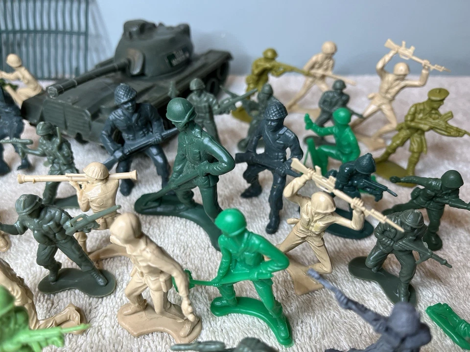 Gran Lote De Colección Plástico Ejército Hombres Tanques Jeeps Verde Bronceado Pistolas Soldados Gaitas Foto 4 de 4
