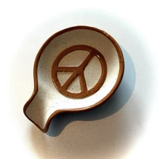 NWT Young’s INC Peace Hippie Ceramic Pottery Spoon Rest Natural & Camel Brown