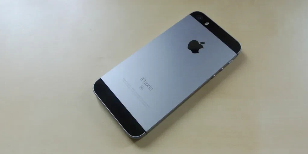 Apple iPhone SE 1st Generation - 32GB Unlocked IOS 15.8 - Very