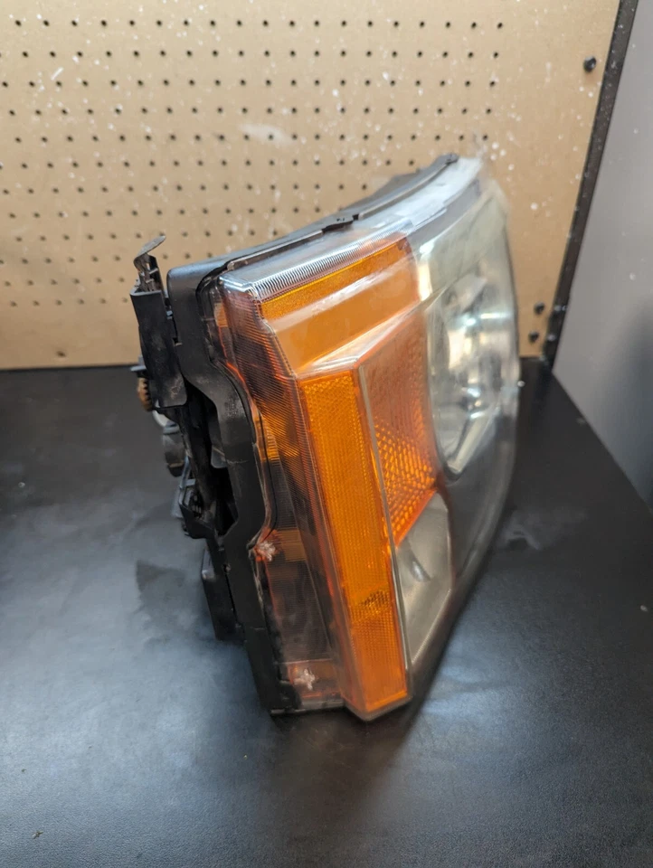2006 LAND ROVER RANGE ROVER LR3 FRONT RIGHT  HEADLIGHT XENON OEM - Image 3 of 4
