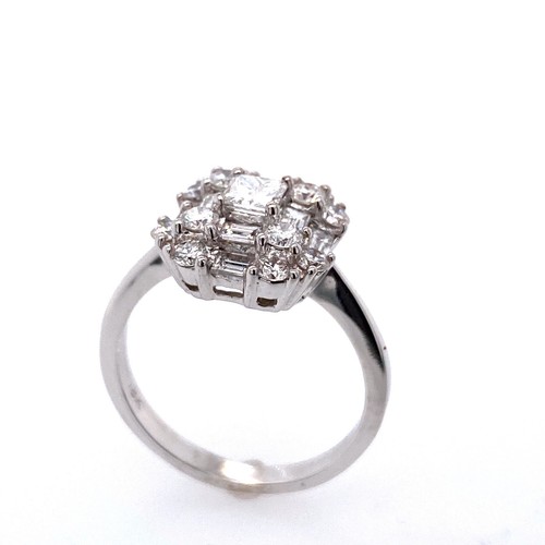 Elegante anillo de cóctel de diamantes de oro blanco liso de 1,00 quilates talla 8 de $2,500 - Imagen 3 de 7
