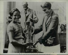 1934 Press Photo Nancy Judd wins Girls Golf, Enid Wilson presents trophy