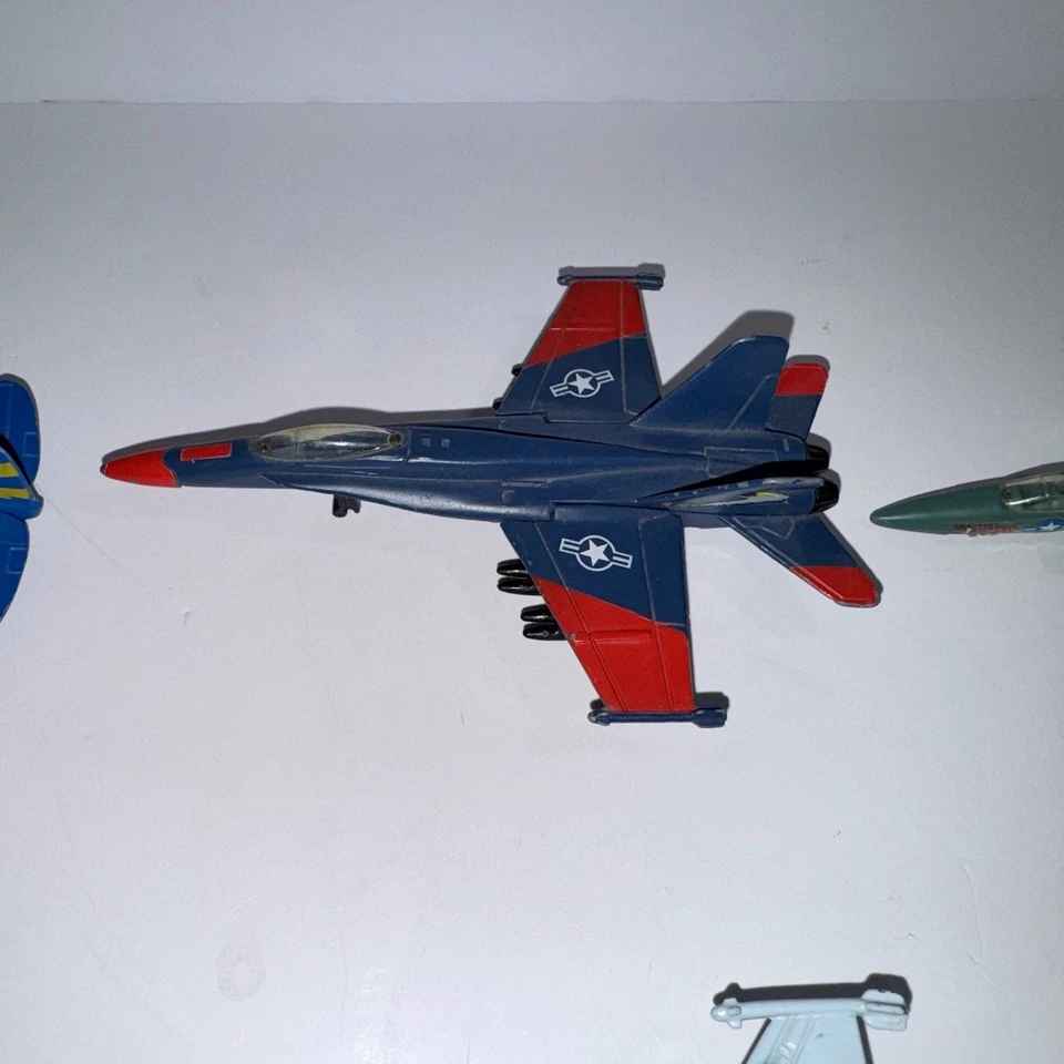 Lote Maisto aviões fundidos F-14, P-47D, F4U-1D, F-18, B-17G, F-16, F-15 LEIA - Imagem 3 de 4