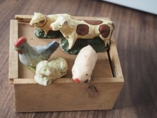 kleine Holzschachte mit Massefiguren