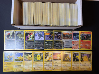 Enorme collezione lotto sfuso di 600 carte Pokemon miste WOTC XY vintage HP DANNEGGIATE
