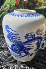 Japanese Chinoiserie Blue & White Porcelain Vase RAJ Calif 91364 Japan 6TX5.5W