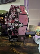Mattel Monster High Skulltimate Fearidescent Draculaura Playset 18pcs