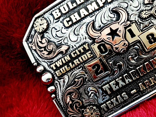 Fibbia cintura BULL RIDING Rodeo Champion Trophy☆Texarkana Tex-Ark☆2018☆Vintage☆113 - Foto 8 di 14