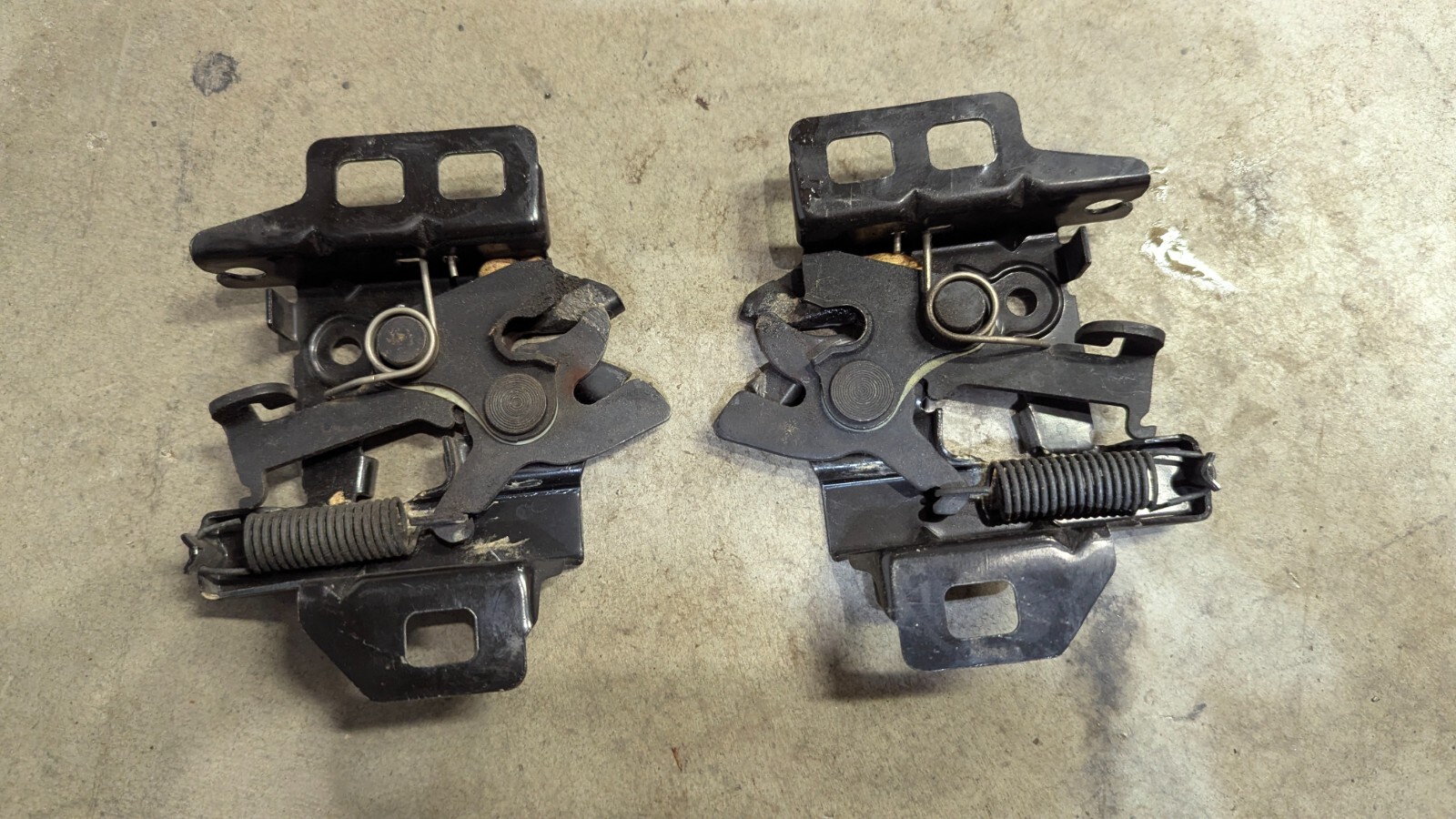 97-04 CHEVROLET CORVETTE C5 SET OF 2 FRONT LEFT & RIGHT HOOD LOCK LATCH OEM