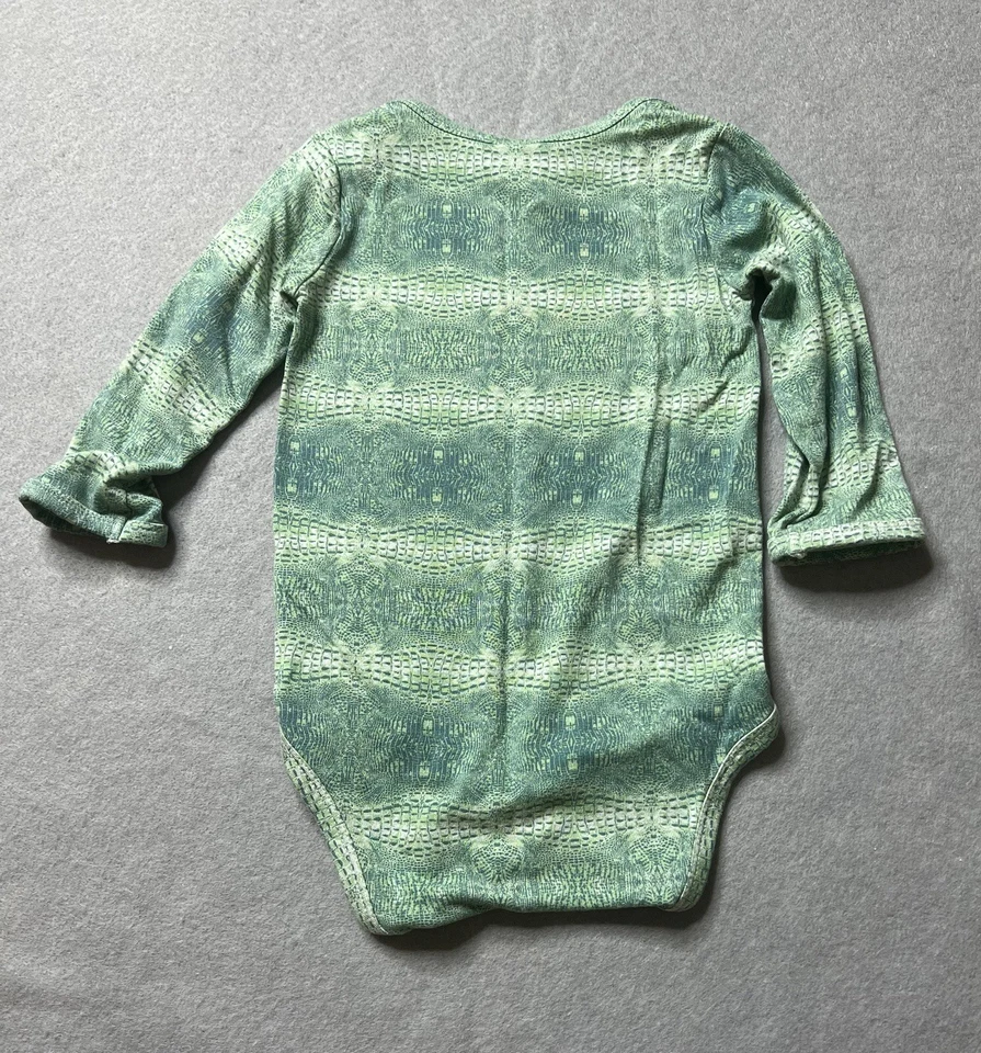 Body Kate Quinn manga comprida 6-12M bambu 2022 verde crocodilo natureza réptil - Imagem 3 de 4