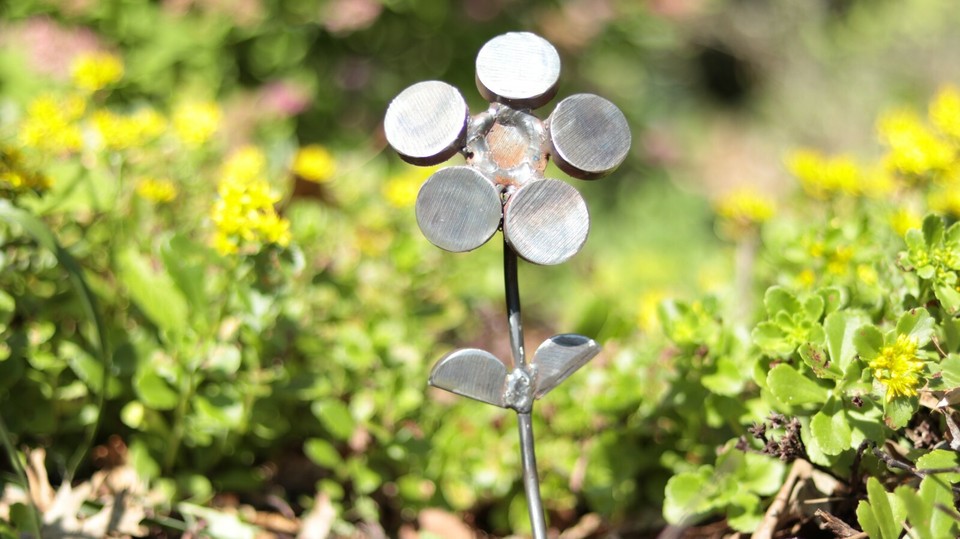 23 Simple Metal Garden Art Ideas Worth to Check