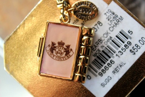 Neu mit Etikett Juicy Couture Gold-Look Buch Hase Schneemann Lebkuchenhaus Reisepass Charm - Bild 14 von 40