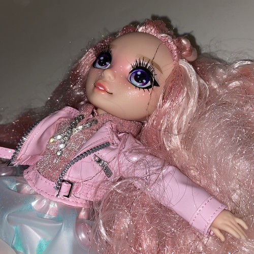 Rainbow High Winter Wonderland Bella Parker Modepuppe mit Kleid Outfit. - Bild 2 von 4
