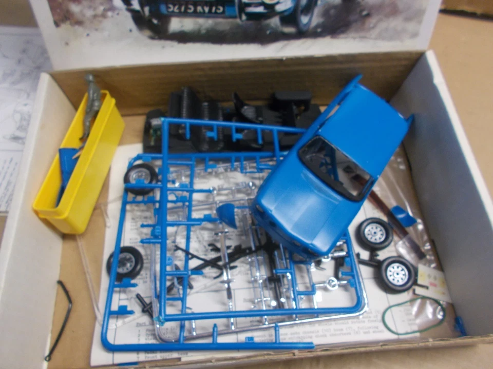 HELLER Renault R8 Gordini - échelle 1/24 - HELLER L760 à finir de monter - Photo 3/4