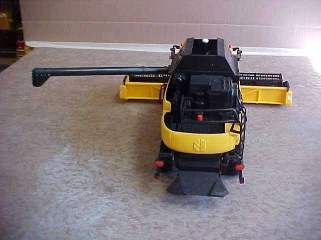 1/32 Ertl Tomy New Holland CR8090 DieCast Combine - Image 4 of 4